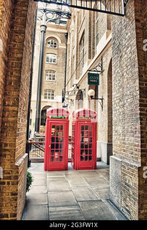 Londres, Royaume-Uni. Vieux stand de téléphone rouge sur une rue de la ville Banque D'Images