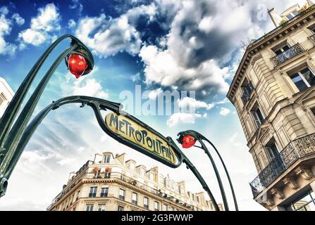 Paris. Panneau souterrain avec bâtiments et couleurs de coucher de soleil Banque D'Images