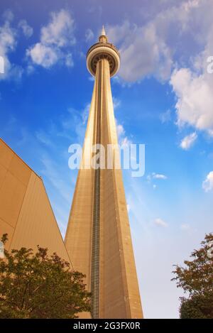 TORONTO - 29 JUIN : ciel au-dessus de la Tour CN en été, le 29 juin 2011 à Toronto. La tour CN est la plus haute stru autoportants Banque D'Images