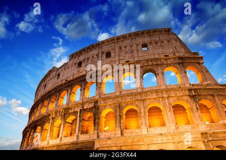 Magnifique ciel spectaculaire au-dessus du Colisée de Rome Banque D'Images