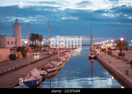 Coucher de soleil à Viareggio, Italie. Belle promenade avec canal et bateaux Banque D'Images