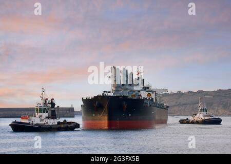 Remorqueurs remorquant un gros navire pour entrer dans le port de Bilbao, Gascogne, pays Basque, Euskadi, Espagne, Europe Banque D'Images