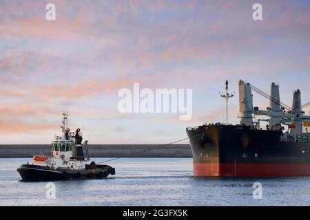 Remorqueur d'un gros navire pour entrer dans le port de Bilbao, Gascogne, pays Basque, Euskadi, Espagne, Europe Banque D'Images