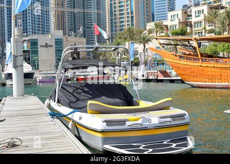 Yachts de luxe à Dubai Harbour Marina, bateau en bois. Banque D'Images