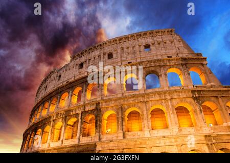 Magnifique vue sur le Colisée dans toute sa magnificence - coucher de soleil d'automne à Rome Banque D'Images