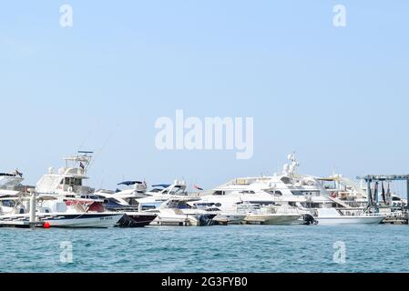 Yachts de luxe à Dubai Harbour Marina. Banque D'Images