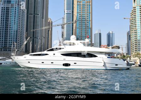 Yachts de luxe à Dubai Harbour Marina, gratte-ciels, destination de touristes. Banque D'Images