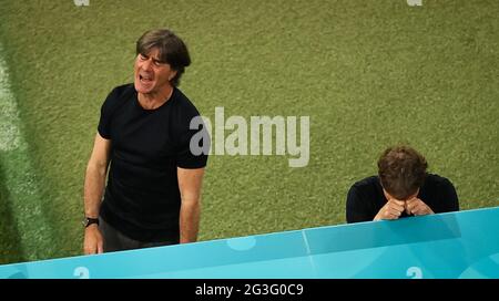 Hambourg, Allemagne. 15 juin 2021. Football: Championnat d'Europe, France - Allemagne, tour préliminaire, Groupe F, 1er match dans l'EM Arena Munich. L'entraîneur allemand Joachim Löw (l) et l'entraîneur assistant Marcus Sorg réagissent pendant le match. Credit: Christian Charisius/dpa/Alay Live News Banque D'Images