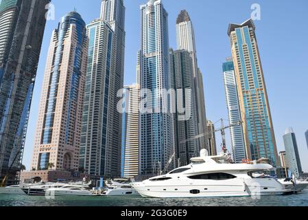 Yachts de luxe à Dubai Harbour Marina, gratte-ciels, destination de touristes. Banque D'Images