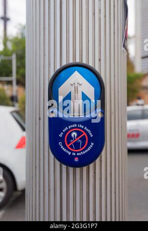 PB5 bouton-poussoir piéton Audio-tactile. Depuis 1994, la plupart des passages à niveau ont eu la plupart du temps automatisé, mais en raison de Covid-19, les boutons sont couverts Banque D'Images