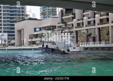 Yachts de luxe à Dubai Harbour Marina, gratte-ciels, destination de touristes. Banque D'Images