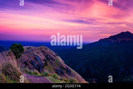 Vue sur le coucher du soleil sur le pic de Little Adams à Ella Banque D'Images