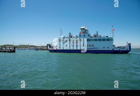 Yarmouth, Île de Wight, Angleterre, Royaume-Uni. 2021. RO RO véhicule et traversier de passagers entrant à Yarmouth une ville côtière sur l'île de Wight. Banque D'Images