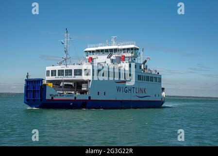 Yarmouth, Île de Wight, Angleterre, Royaume-Uni. 2021. RO véhicule RO et traversier de passagers à l'arrivée à Yarmouth une ville côtière sur l'île de Wight. Banque D'Images