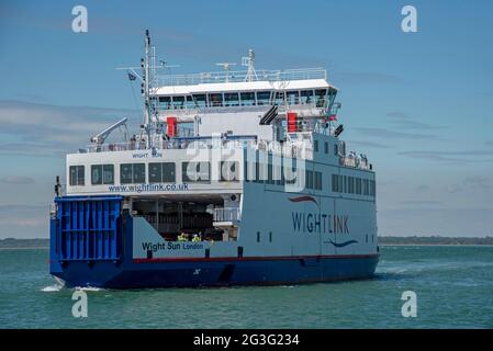 Yarmouth, Île de Wight, Angleterre, Royaume-Uni. 2021. RO véhicule RO et traversier de passagers à l'arrivée à Yarmouth une ville côtière sur l'île de Wight. Banque D'Images