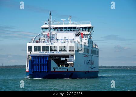 Yarmouth, Île de Wight, Angleterre, Royaume-Uni. 2021. RO véhicule RO et traversier de passagers à l'arrivée à Yarmouth une ville côtière sur l'île de Wight. Banque D'Images