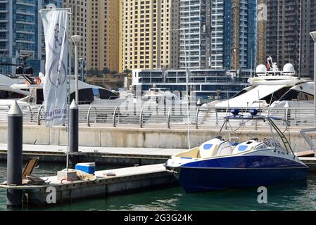 Yachts de luxe à Dubai Harbour Marina, gratte-ciels, destination de touristes. Banque D'Images