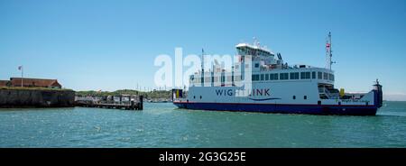 Yarmouth, Île de Wight, Angleterre, Royaume-Uni. 2021. RO véhicule RO et traversier de passagers avec le château de Yarmouth à l'entrée du port. Yarmouth, île de Wight Banque D'Images