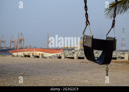 Balançoire pour bébé sur la plage de Fujairah, Émirats arabes Unis. Banque D'Images
