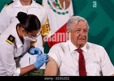 Le président mexicain Andres Manuel Lopez Obrador a reçu la deuxième dose du vaccin Astra Zeneca Covid-19 lors de son briefing quotidien, dans le cadre du programme de vaccination au Palais national le 15 juin 2021 à Mexico, au Mexique. (Photo d'Eyepix/Sipa USA) Banque D'Images