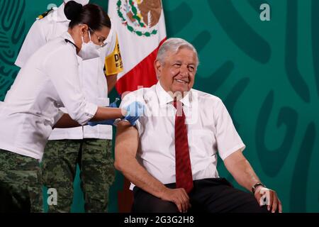 Le président mexicain Andres Manuel Lopez Obrador a reçu la deuxième dose du vaccin Astra Zeneca Covid-19 lors de son briefing quotidien, dans le cadre du programme de vaccination au Palais national le 15 juin 2021 à Mexico, au Mexique. (Photo d'Eyepix/Sipa USA) Banque D'Images