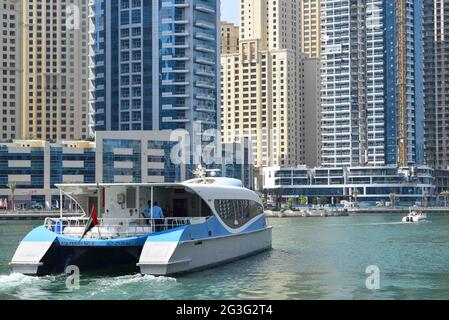 Yachts de luxe à Dubai Harbour Marina, gratte-ciels, destination de touristes. Banque D'Images