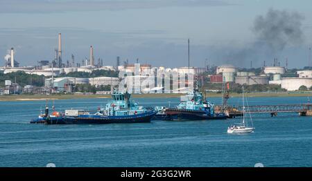 Southampton Water, Angleterre, Royaume-Uni. 2021. Vue sur le paysage de la raffinerie de Fawley et des remorqueurs amarrés sur Southampton Water, Royaume-Uni Banque D'Images