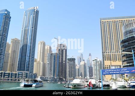 Yachts de luxe à Dubai Harbour Marina, gratte-ciels, destination de touristes. Banque D'Images