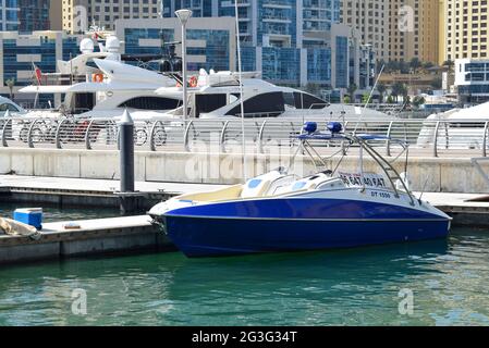 Yachts de luxe à Dubai Harbour Marina, gratte-ciels, destination de touristes. Banque D'Images