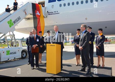 Taufe des neuen Super Jumbos 747-8 durch Lufthansa CEO Carsten Spohr und MinisterprÃ¤sident Stephan Weil auf den Namen Niedersac Banque D'Images