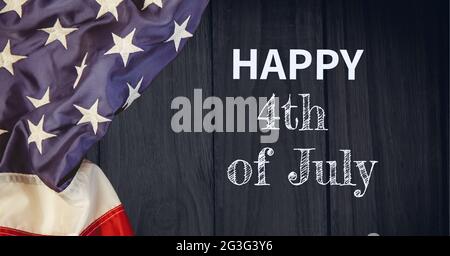 Composition du texte blanc Joyeux 4 juillet sur noir avec drapeau américain Banque D'Images
