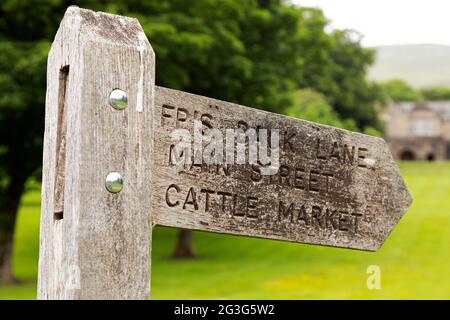 Panneau pour les sentiers de randonnée autour de la ville de Sedbergh à Cumbria, Angleterre. Sedbergh se trouve dans le parc national de Yorkshire Dales et les sentiers mènent à Back la Banque D'Images