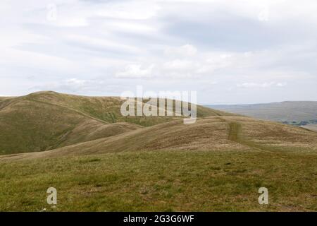 Sentier menant vers Winder dans le parc national de Yorkshire Dales, Angleterre. La colline offre une vue sur les champs environnants et la campagne. Banque D'Images