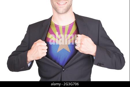 Costume d'ouverture pour homme d'affaires pour révéler une chemise avec drapeau d'État Banque D'Images