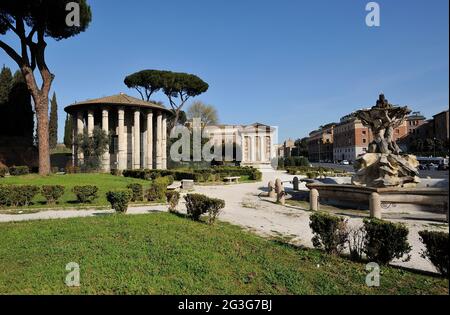 Italie, Rome, Forum Boarium, temple d'Hercule Victor, également appelé temple de Vesta (2e siècle av. J.-C.), temple de Portunus virilis et fontaine des Tritons Banque D'Images