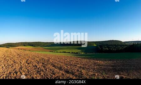 Vue panoramique sur les collines vallonnées, les terres agricoles et les forêts à Taubertal, Allemagne Banque D'Images