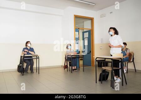 Italie, Arezzo, 16 juin 2021 : École technique industrielle Galileo Galilei, premier jour des examens de maturité 2020. Examen oral de l'étudiant, avec masque et distance de sécurité. Tests écrits annulés en raison de Covid-19 (coronavirus) photo © Daiano Cristini/Sintesi/Alamy Live News Banque D'Images