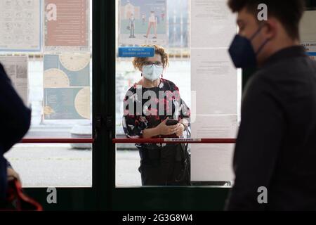 Italie, Arezzo, 16 juin 2021 : École technique industrielle Galileo Galilei, premier jour des examens de maturité 2020. Examen oral de l'étudiant, avec masque et distance de sécurité. Tests écrits annulés en raison de Covid-19 (coronavirus) photo © Daiano Cristini/Sintesi/Alamy Live News Banque D'Images