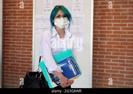 Italie, Arezzo, 16 juin 2021 : Piero della Francesca école secondaire artistique, premier jour des 2020 examens de maturité. Examen oral de l'étudiant, avec masque et distance de sécurité. Tests écrits annulés en raison de Covid-19 (coronavirus) photo © Daiano Cristini/Sintesi/Alamy Live News Banque D'Images