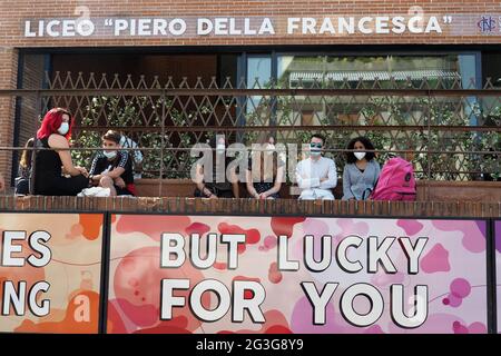 Italie, Arezzo, 16 juin 2021 : Piero della Francesca école secondaire artistique, premier jour des 2020 examens de maturité. Examen oral de l'étudiant, avec masque et distance de sécurité. Tests écrits annulés en raison de Covid-19 (coronavirus) photo © Daiano Cristini/Sintesi/Alamy Live News Banque D'Images