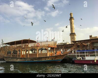 Vue à angle bas sur les bateaux Abra traditionnels en bois dans la région de Dubai creek. Banque D'Images