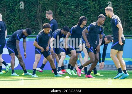 ZEIST, PAYS-BAS - JUIN 16 : Donyell Malen des pays-Bas, Owen Wijndal des pays-Bas, Nathan ake des pays-Bas, Denzel Dumfries des pays-Bas, Wout Weghorst des pays-Bas, Stefan de Vrij des pays-Bas pendant la session de formation aux pays-Bas - UEFA Euro 2020 : Groupe C au campus de KNVB le 16 juin 2021 à Zeist, pays-Bas (photo par Andre Weening/Orange Pictures) Banque D'Images