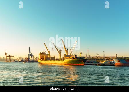 Grand cargo dans le port d'Istanbul Kadikoy, Turquie Banque D'Images