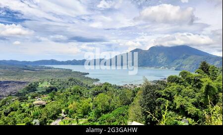 Le Majestic Mount Batur et le lac, Bali, Indonésie Banque D'Images