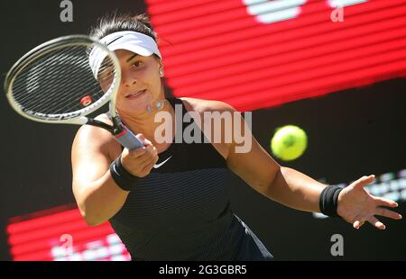 Berlin, Allemagne. 16 juin 2021. Tennis: WTA Tour, singles, 2e Round Cornet (France) - Andreescu (Canada) au stade Steffi Graf. Bianca Andreescu joue un front. Credit: Wolfgang Kumm/dpa/Alay Live News Banque D'Images