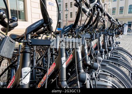 Dresde, Allemagne - juin 2016 : gros plan des vélos sur le parking de Dresde. Une rangée de vélos est disponible à la vente ou à la location Banque D'Images