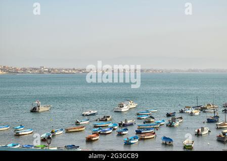 Vue panoramique sur les bateaux de pêche dans un vieux port d'Alger, Algérie. Banque D'Images