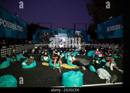 Roissy-en-Brie, Paris, France 15 juin 2021, France les supporters de football regardent le match de l'UEFA EURO 2020 Groupe F à Munich, entre la France et l'Allemagne, le 15 juin 2021, à Roissy-en-Brie près de Paris où une zone d'fans a été organisée par Adidas et Paul Pogba, Roissy-en-Brie est le joueur de l'équipe nationale de France Paul Pogba. Photo Raphael Lafargue/ABACAPRESS.COM Banque D'Images