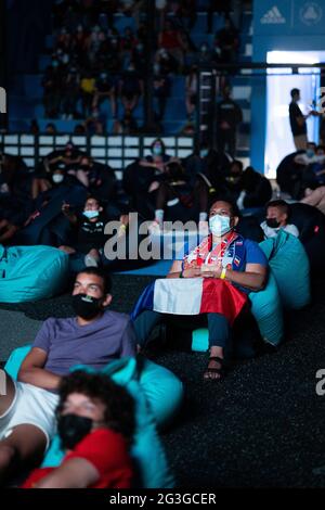 Roissy-en-Brie, Paris, France 15 juin 2021, France les supporters de football regardent le match de l'UEFA EURO 2020 Groupe F à Munich, entre la France et l'Allemagne, le 15 juin 2021, à Roissy-en-Brie près de Paris où une zone d'fans a été organisée par Adidas et Paul Pogba, Roissy-en-Brie est le joueur de l'équipe nationale de France Paul Pogba. Photo Raphael Lafargue/ABACAPRESS.COM Banque D'Images