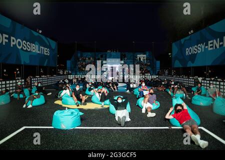 Roissy-en-Brie, Paris, France 15 juin 2021, France les supporters de football regardent le match de l'UEFA EURO 2020 Groupe F à Munich, entre la France et l'Allemagne, le 15 juin 2021, à Roissy-en-Brie près de Paris où une zone d'fans a été organisée par Adidas et Paul Pogba, Roissy-en-Brie est le joueur de l'équipe nationale de France Paul Pogba. Photo Raphael Lafargue/ABACAPRESS.COM Banque D'Images